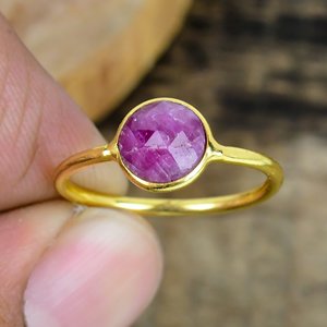 แหวนพลอยทับทิมย้อมสีทำมือ ขนาด 5 มม. ทรงกลม ชุบทอง 18k บนตัวเรือนเงินแท้ 925 - Product Image 4