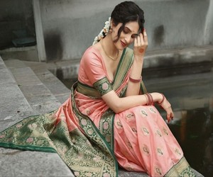 Dernier modèle de sari en soie Banarasi avec richement orné de fleurs, de tissage Mina et Zari, de pallu et de bordure au travail artisanal unique, avec blouse non cousue 84876 Rose - Product Image 3