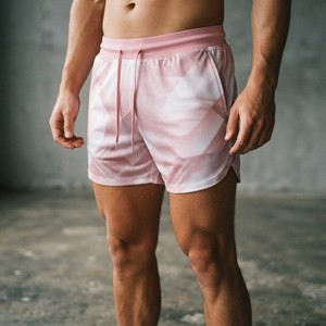 Short de bain athlétique rose en maille tissée pour homme, séchage rapide, respirant, avec logo frontal, taille mi-haute et cordon de serrage, idéal pour la plage et la course à pied - Product Image 1