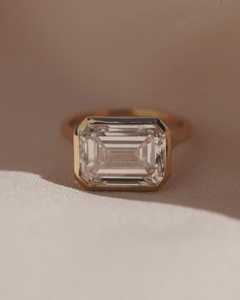 Anillo de Compromiso con Diamante Cultivado en Laboratorio, Corte Esmeralda de 7 Quilates, Engaste de Bisel, Certificado IGI - Product Image 5