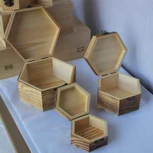 Cajas de Almacenamiento Hexagonales de Madera con Tapas con Bisagras, Exterior de Grano Oscuro, Interior Claro, Elegante Juego de Organizadores para Regalos y Joyas - Product Image 1
