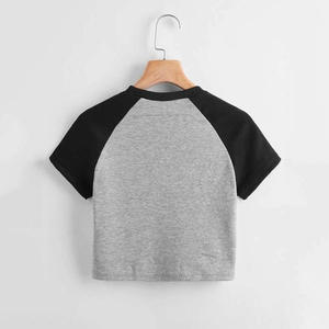 เสื้อยืดผ้าไหม/ผ้าฝ้ายวินเทจสำหรับผู้หญิง สวมใส่ได้ทุกฤดู ดีไซน์ลายตัวอักษรแบบริบบิ้นสีสันตัดกัน พิมพ์ลายดิจิทัล ป้องกันการยับ - Product Image 4