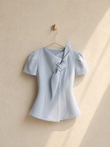 Blusa Elegante Azul Cielo para Mujer, Diseño Asimétrico con Peplum y Detalle de Pañuelo con Nudo Fijo, Diseño Personalizado para Oficina, Marca ELIORA, ODM OEM - Product Image 4