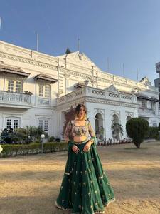 ชุดเลเฮนกาโชลีแบบดั้งเดิม ความยาวระดับพื้น ทรงปกติ พร้อมผ้าดูปาตตา ตกแต่งด้วยงานปักเลื่อมผ้าจอร์เจตต์ - Product Image 3