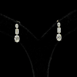 Boucles d'oreilles pendantes vintage en or 10K/14K/18K et argent 925/935 avec diamant de laboratoire taille ovale émeraude, idéales pour mariage, fiançailles et cadeau - Product Image 1