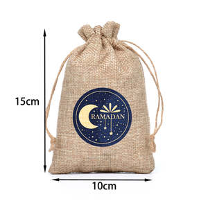 Sac cadeau en toile de jute brun naturel avec fermeture à cordon - Product Image 5