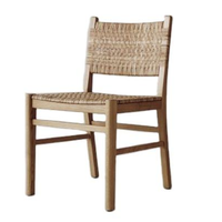 La chaise de salle à manger tressée Williams Sonoma Sullivan présente une structure en bois robuste et un siège et un dossier en rotin tressé à la main.