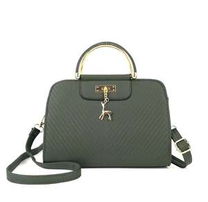 Bolso de mano de cuero liso verde teñido con patrón diagonal grabado, herrajes dorados, dije de ciervo, asa superior y correa cruzada, 80g - Product Image 2
