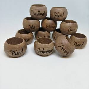 Anneaux de serviette en bois ronds de 4,5 cm de large, gravés, personnalisés, décoration de table classique, design durable - Product Image 1
