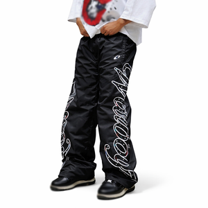 กางเกงไนลอนผู้ชายลายกราฟิกประดับเพชร ทรงขากว้าง สไตล์สตรีทแวร์ กางเกงหรูหรา งานศิลปะประดับเพชร กางเกงแทร็ค บริการรับผลิตแบรนด์ส่วนตัว - Product Image 1