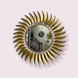 Les cadres de miroirs en métal luxueux et soignés aident à créer un look cohérent en associant des accents métalliques dans la pièce. - Product Image 3