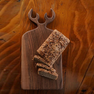 Planche à découper en bois de noyer avec une poignée unique en bois de cerf sculpté à la main, grain naturel riche, idéale pour couper les légumes - Product Image 5