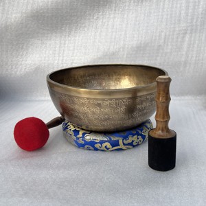Bol chantant en bronze fait main avec motifs gravés anciens et mantra, offrant une résonance excellente pour la thérapie sonore - Product Image 5