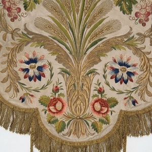 Vestimenta Litúrgica Bordada a Mano con Flores de Primera Calidad, Hilo Metálico Dorado, Zardozi, Satén, Cubierta de Altar para Iglesia - Product Image 3