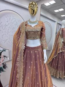 Conjunto de lehenga choli VASTRA COTTAGE de dos tonos en seda Fandy, lehenga con bordado y lentejuelas, con dupatta de seda Fandy. - Product Image 2