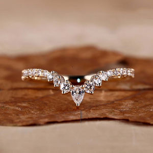Anillo de Boda Curvo de Moissanita con Corte Ovalado, Diseño de Corona y Chevron, con Engaste de Puntas, Anillo Nupcial Apilable de Oro, Unisex - Product Image 4