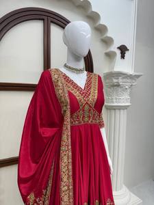 ชุดเดรส Anarkali ปักเลื่อมด้วยด้ายไหมชิโนน ประดับเลื่อมทั้งสองด้าน พร้อมกางเกงปาลาซโซ่แบบมีซับใน และผ้าคลุมไหล่ IGX 6078 - Product Image 5
