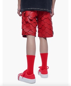 Pantalones Cortos para Hombre con Estampado de Escamas Rojas, Cintura Elástica, Estilo Urbano, Tejidos, de Tiro Medio, con Bolsillos - Product Image 3