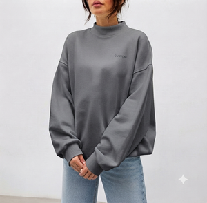 เสื้อสเวตเชิ้ตคอเต่าทรงโอเวอร์ไซส์สำหรับผู้หญิง สีเทาล้วน แขนยาว ผ้าถัก คอตตอน ปักโลโก้ด้านหน้า สไตล์ลำลอง สตรีทแวร์ เสื้อท่อนบนสำหรับฤดูใบไม้ร่วง - Product Image 1