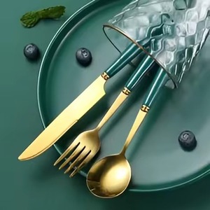 ชุดช้อนส้อมทองเหลืองหรูหราพร้อมด้ามจับเคลือบสีเขียว ชุดอุปกรณ์รับประทานอาหารสุดหรูสำหรับงานแต่งงาน ตกแต่งร้านอาหาร และรับประทานอาหาร - Product Image 1