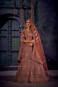 Lehenga nupcial de terciopelo de trabajo pesado de diseñador exclusivo con piedras Jarkan para bodas tradicionales indias y paquistaníes - Product Image 2