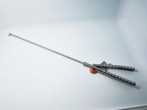 Porte-aiguille laparoscopique, instrument chirurgical manuel certifié CE Classe II, pour utilisation en chirurgie d'arthroscopie - Product Image 1