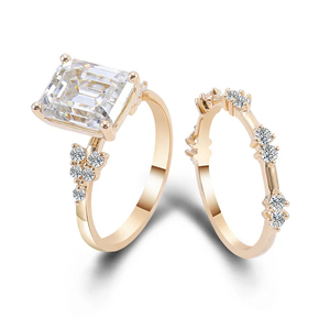 Bague de fiançailles de luxe à trois pierres taille émeraude, certifiée IGI, en or 14K 18K, style vintage, avec diamant de laboratoire - Product Image 1