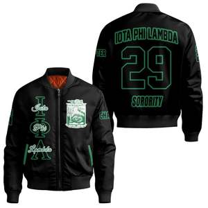 Chaqueta Universitaria Personalizada Iota Phi Lambda para Mujer, Chaqueta Bomber con Letras Negras, Escudo, Número y Año de la Hermandad - Product Image 3
