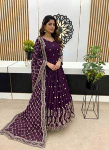 Ensemble Anarkali traditionnel pour femme, violet, avec dupatta brodé or, coupe ample, longueur ras du sol, style indien pakistanais - Product Image 3