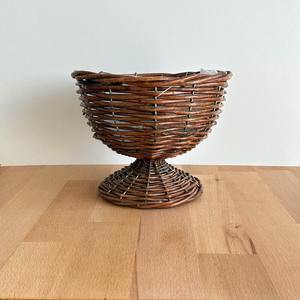 Cesta de mimbre tejida a mano con base, centro de mesa, adecuada para decoración de mesa, uso como maceta y cuenco decorativo para entrada. - Product Image 1