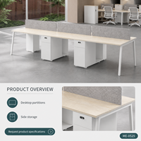 Bureau de travail commercial moderne double face avec dessus imitation bois, écrans d'intimité gris et rangement sur piédestal