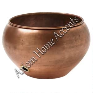 Olla de manguera de jardín de cobre martillado con tapa elegante y resistente a la intemperie para almacenamiento de manguera al aire libre por Axiom Home Accents - Product Image 6