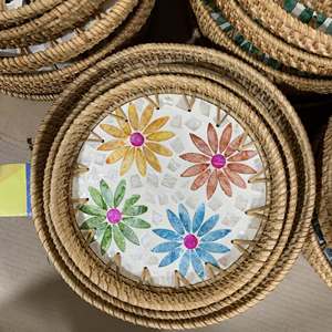 Bandeja de servir tejida a mano con incrustaciones de ratán y concha de capiz, bandeja de café redonda decorativa con flor azul, bandeja para joyas y adornos. - Product Image 3