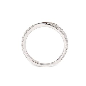 Bague de mariage de luxe en or blanc massif 18 carats avec diamant de laboratoire taille ronde, bande torsadée infini croisée et pavé incurvé, vente en gros - Product Image 5