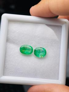 Par de Esmeraldas Naturales de Zambia, Corte Ovalado, 3.92 Quilates, Grado AAA, Color Verde, Certificado IGI, Lustre Perfecto, Corte y Pulido Impecables, para Joyería - Product Image 5