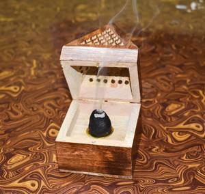 Boîte à encens pyramidal en bambou faite à la main, décoration religieuse pour la maison - Product Image 3