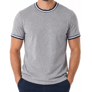 Camiseta de cuello redondo para hombre, muy demandada, en gris jaspeado, azul marino y blanco, con rayas triples, cuello acanalado y manga corta. - Product Image 1
