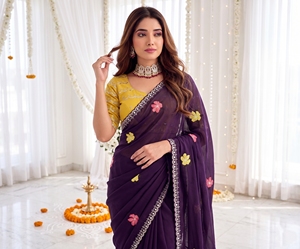 Sari brodé de fleurs violettes avec chemisier jaune, tenue de mariage indienne traditionnelle pour femmes, en polyester - Product Image 1