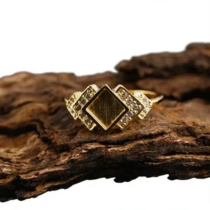 Anillo de Plata de Ley 925 con Baño de Oro Vermeil de 18K, Bisel Cuadrado de 6x6mm, Engaste de Circonita Cúbica, Gema Hecha a Mano, Joyería Ecológica Libre de Plomo y Níquel - Product Image 1