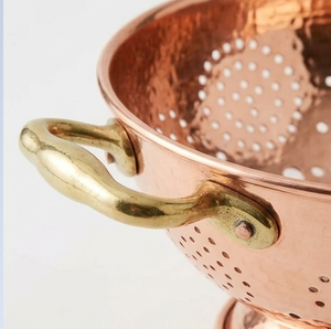 Passoire en cuivre martelé avec poignées en laiton et bol égouttoir perforé - Product Image 3