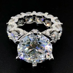 Anillo de compromiso y boda vintage de lujo con diamante de moissanita VVS de corte brillante redondo y engaste pavé, certificado IGI, joyería fina - Product Image 5