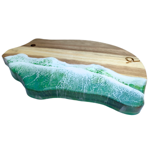 Planche à découper artisanale en bois côtier avec design vague océanique en résine, forme irrégulière, décoration de cuisine - Product Image 1