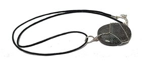 Collier pendentif ovale en hématite naturelle faite à la main, pierre noire enveloppée de fil, ras-de-cou unisexe avec cordon en cuir réglable - Product Image 4