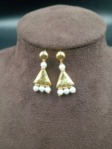 Pendientes de bola chapados en oro de latón con perlas naturales de Amaira Jewels, estilo vintage, para fiestas y ocasiones especiales, para mujeres, estilo hindú. - Product Image 3