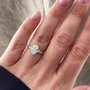 Bagues de fiançailles et de mariage solitaires en diamant ovale de laboratoire avec pierres d'accentuation rondes, classiques pour femmes, personnalisées en or massif 10K 14K, vente en gros - Product Image 3