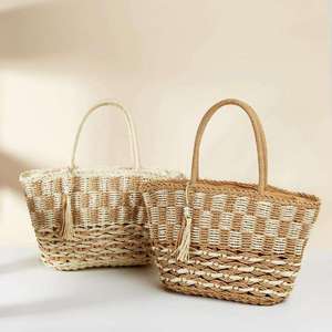 Complementa tu look de fin de semana favorito con este encantador bolso de hilo natural con textura a cuadros y detalles de perlas. - Product Image 1