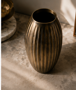 Jarrón de metal gris oscuro hecho a mano, jarrón acanalado para mesa, florero moderno decorativo, jarrón premium con textura ranurada, trabajo de metal antiguo. - Product Image 1