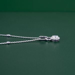 สร้อยคอแบบ Halo Drop ประดับด้วยหินทรงกลมขนาดใหญ่ที่เจียระไนอย่างประณีต พร้อมด้วยวงกลมประดับเพชร และสายสร้อยที่ละเอียดอ่อน สร้างลุคหรูหราเหนือกาลเวลา - Product Image 4