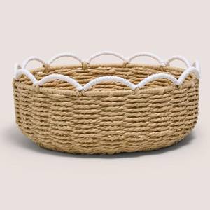 Panier de rangement en jonc de mer à bords festonnés, design tendance, idéal pour organiser les articles essentiels dans le salon. - Product Image 1