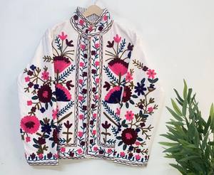 Veste en velours blanc Suzani de qualité supérieure, brodée à la main avec un motif floral – Manteau matelassé floral artisanal pour femme. - Product Image 1